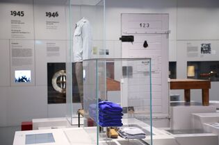 Fünf Themeninseln in der Ausstellung widmen sich verschiedenen Aspekten der Haft in Hohenschönhausen