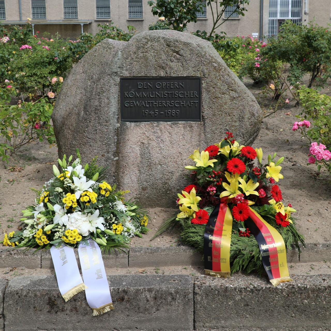 Zur Veranstaltung Kranzniederlegung am Gedenkstein im Rosenhof